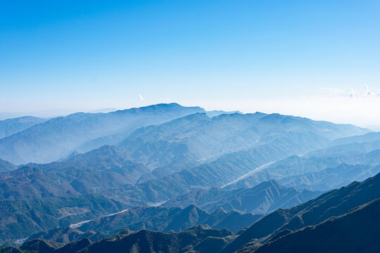 崇山峻岭