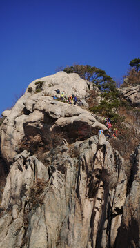 悬崖上的登山队伍