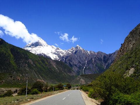 西藏蓝天下的大山与草地