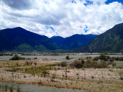 西藏雪山下的河流
