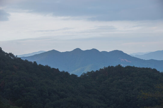 空灵山峦风光