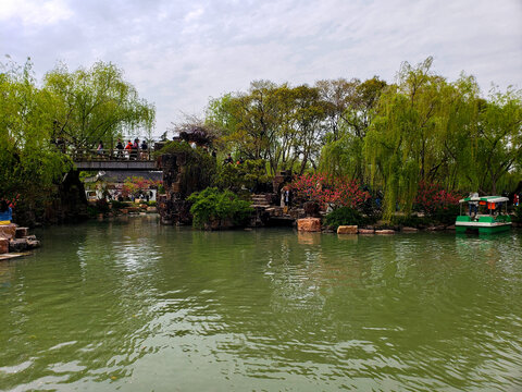 碧水湖水鲜花和垂柳包围的小桥