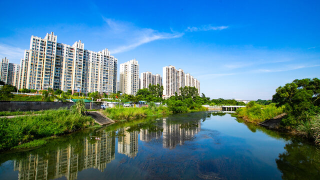 高楼旁的河流