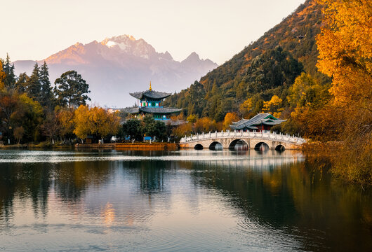 云南丽江黑龙潭玉龙雪山日落