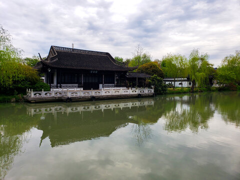 碧水湖岸的单层歇山古建