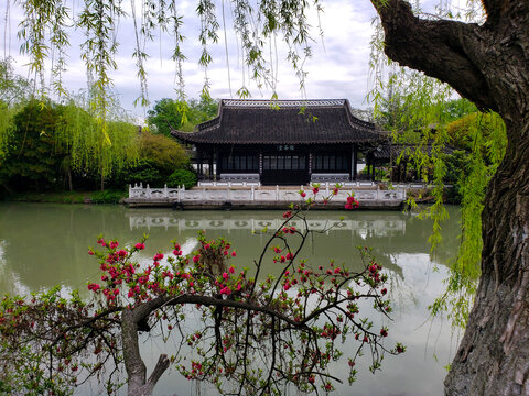 对岸的歇山屋顶古建筑