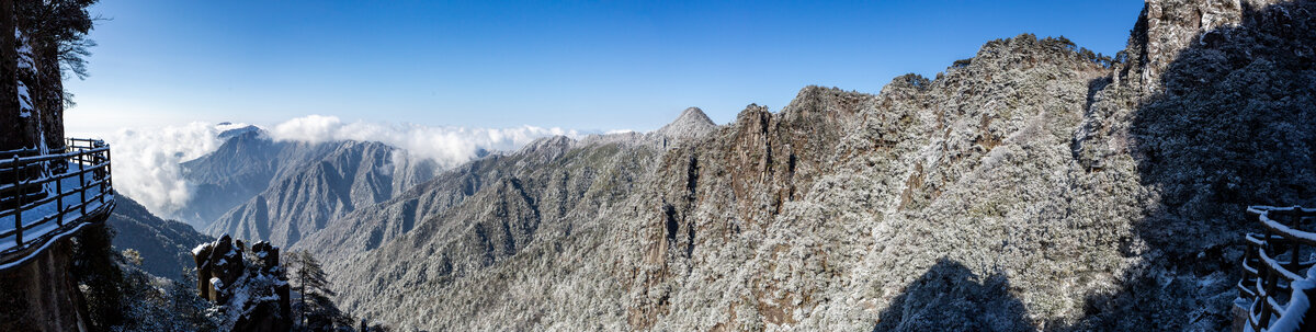 羊狮幕雪景全景图