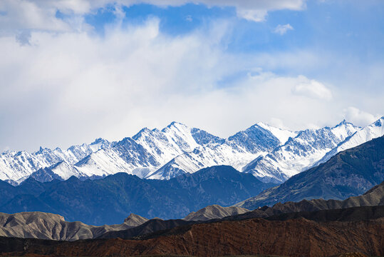 远山雪峰