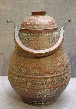 维吾尔族草叶纹提梁铜壶
