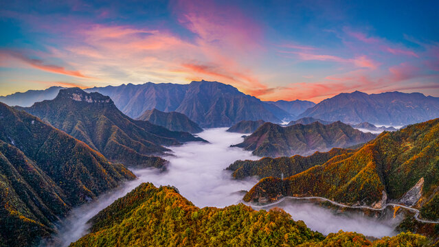 重庆城口渝陕界梁云海朝霞