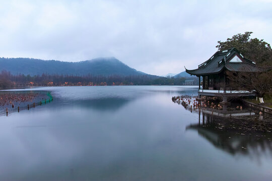 烟雨中的西湖