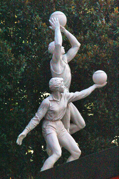 上海体育场运动员雕塑