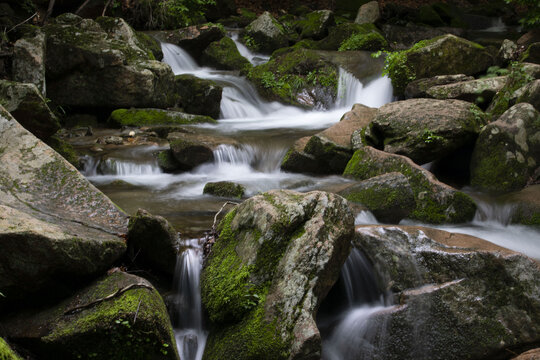 山间流水