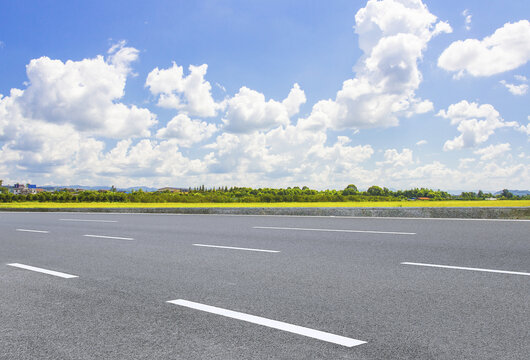 户外干净的沥青道路