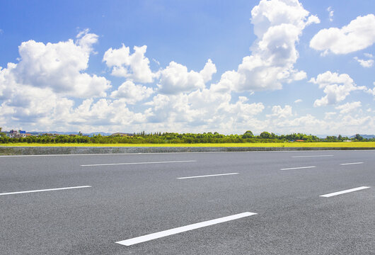 户外干净的沥青道路