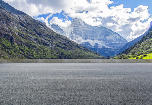 户外干净的沥青道路