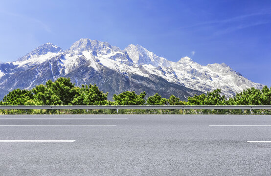 户外干净的沥青道路