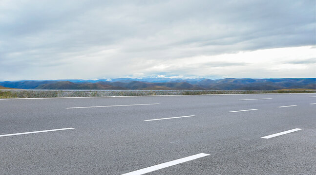 户外的风景和干净的沥青道路