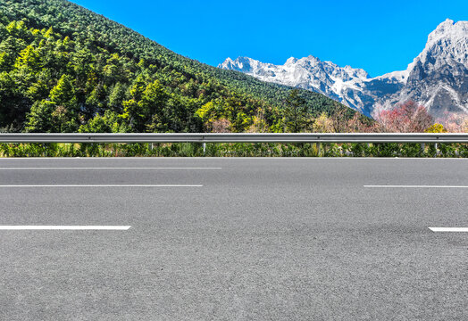 户外的风景和干净的沥青道路