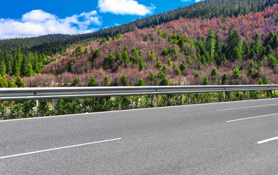 户外的风景和干净的沥青道路