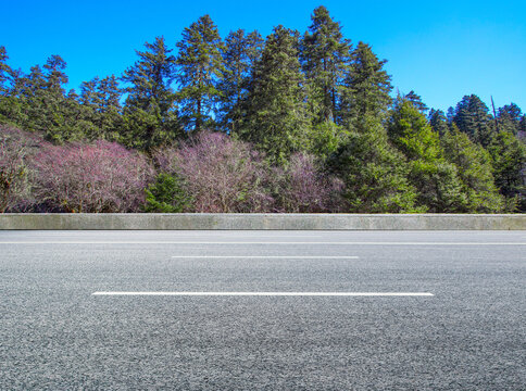 户外的风景和干净的沥青道路