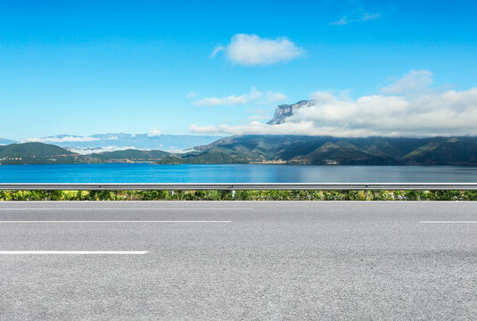 户外的风景和干净的沥青道路