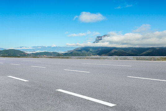 户外的风景和干净的沥青道路