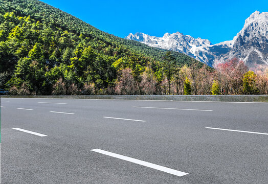 户外干净的沥青道路