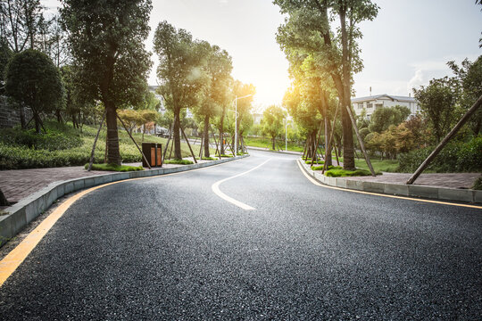 城市郊区干净的沥青道路