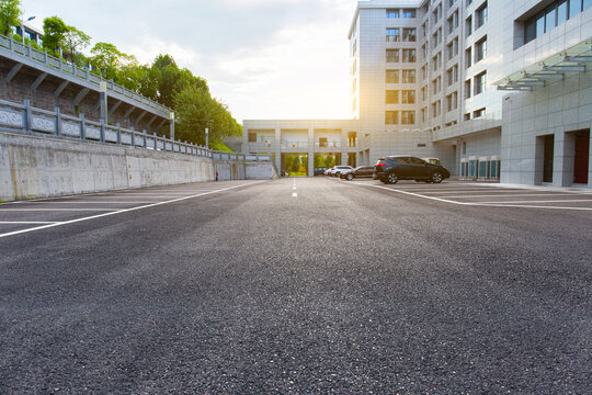 城市郊区干净的沥青道路