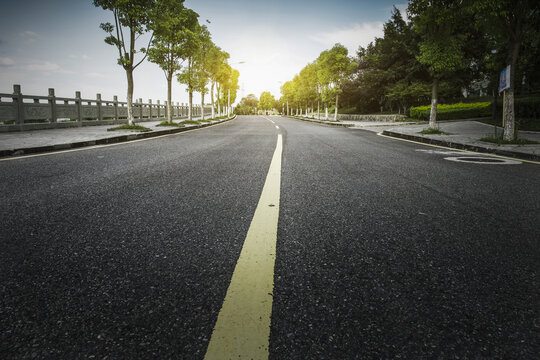 城市郊区干净的沥青道路