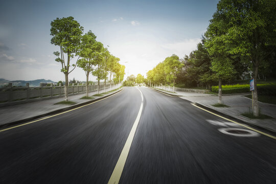 城市郊区干净的沥青道路