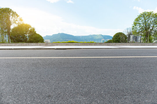 城市郊区干净的沥青道路