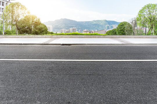 城市郊区干净的沥青道路