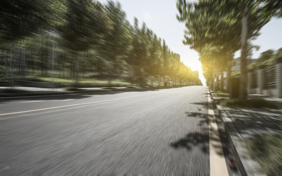 城市郊区干净的沥青道路