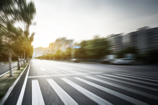 城市郊区干净的沥青道路