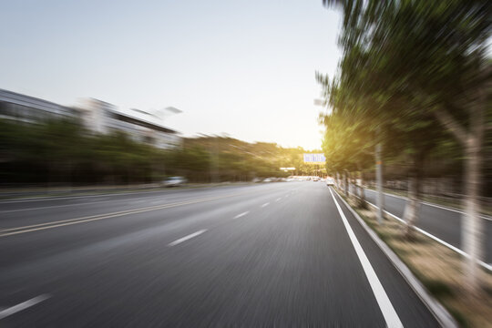 城市郊区干净的沥青道路