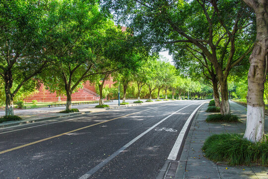 城市郊区干净的沥青道路