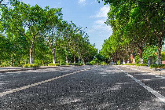 城市郊区干净的沥青道路