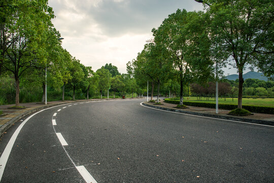 城市郊区干净的沥青道路