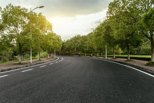 城市郊区的沥青道路