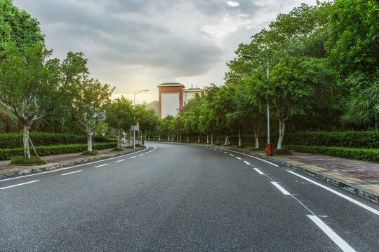 城市郊区的沥青道路