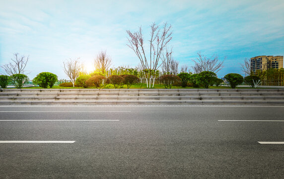 城市中的沥青道路