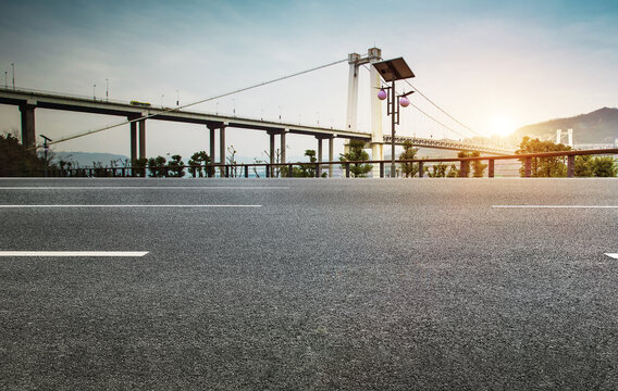 城市中的沥青道路