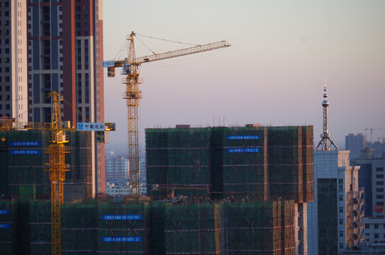 夕阳中在建的城市