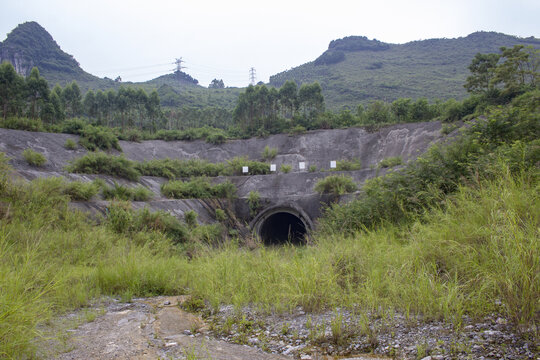 独山隧洞口