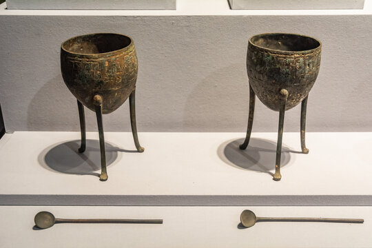 战国食器青铜鼎形器和铜匕