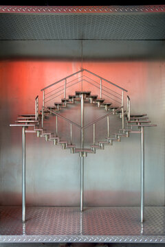 现代装置艺术雕塑无限循环楼梯