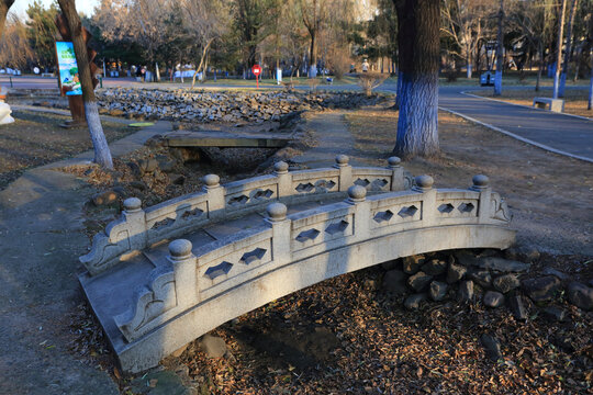 公园里的小石桥