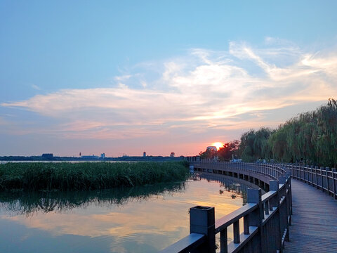 湖边观光木桥夕阳日落